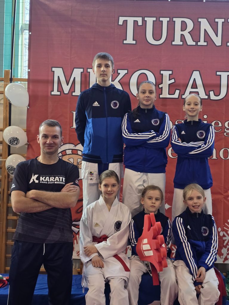 Zdjęcie grupowe z trenerem