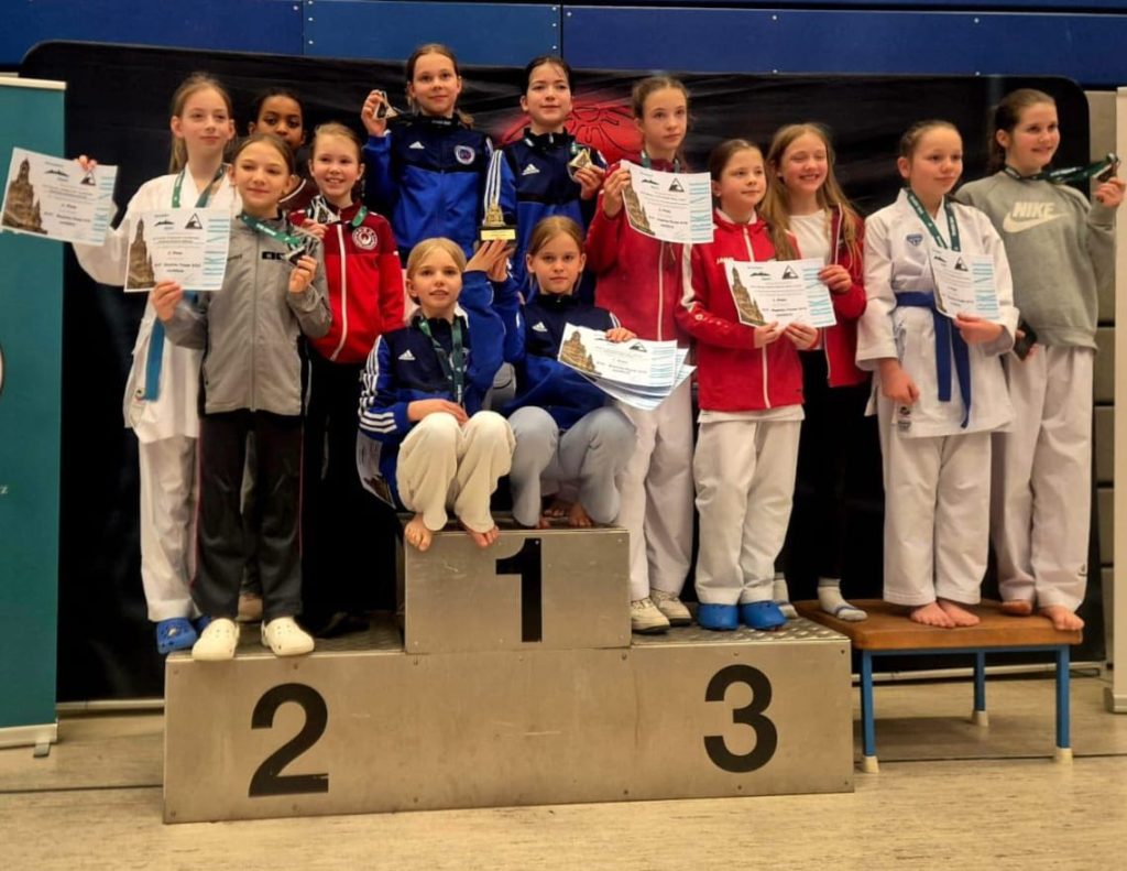 Gabrysia z drużyną na pierwszym miejscu na podium