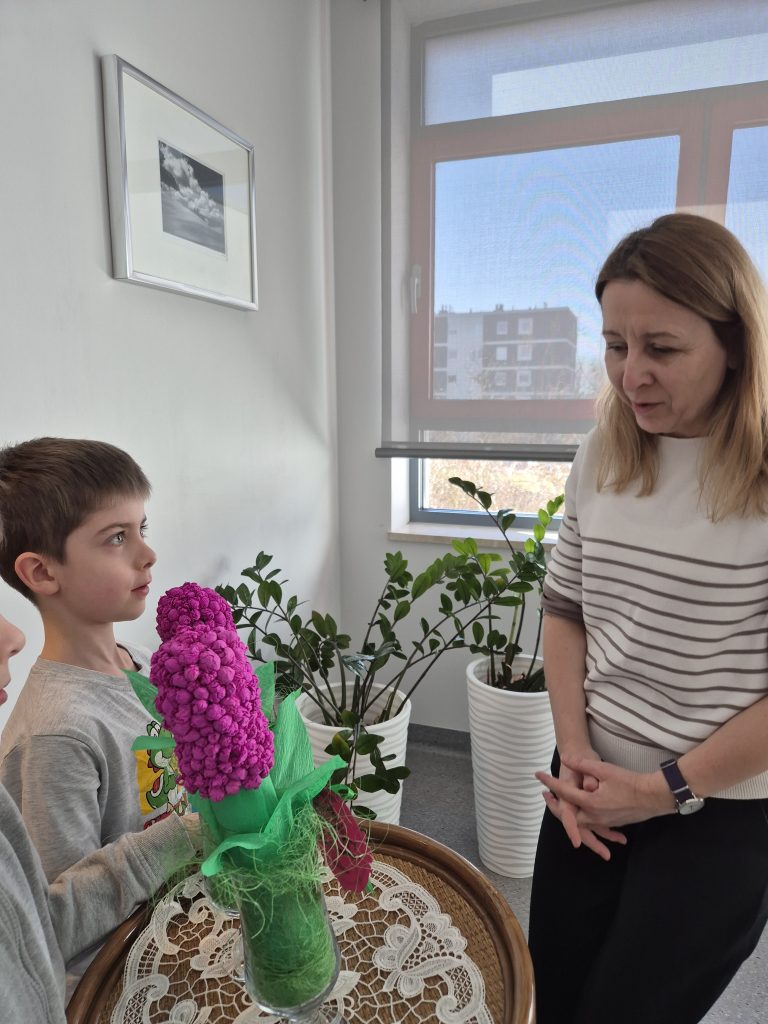 Dominik i Mikołaj w gabinecie Pani Dyrektor Grażyny Warchoł. 