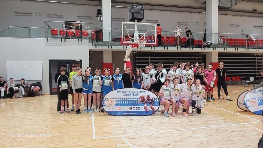 Na zdjęciu trzy drużyny medalowe