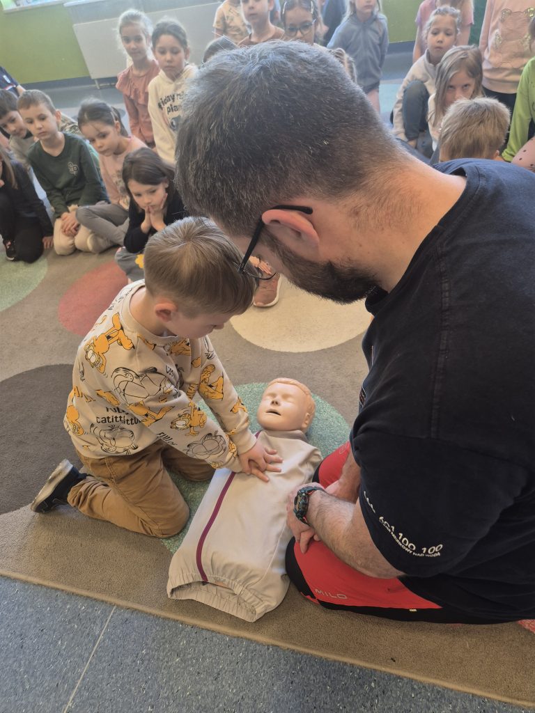 Chłopiec uciska fantom