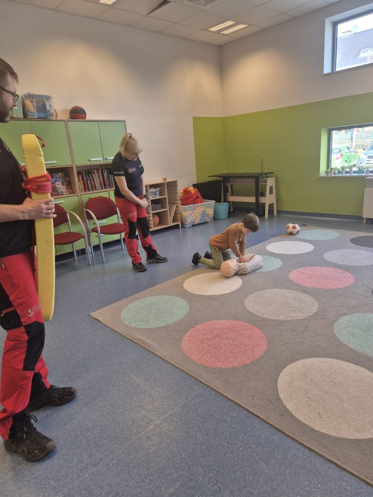 Chłopiec udziela pierwszej pomocy na fantomie