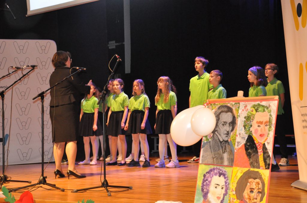 Fotografia chóru Szesnastki z występu na Festiwalu "Harmonia Pojednania - Muzyczne Echo Chopina"