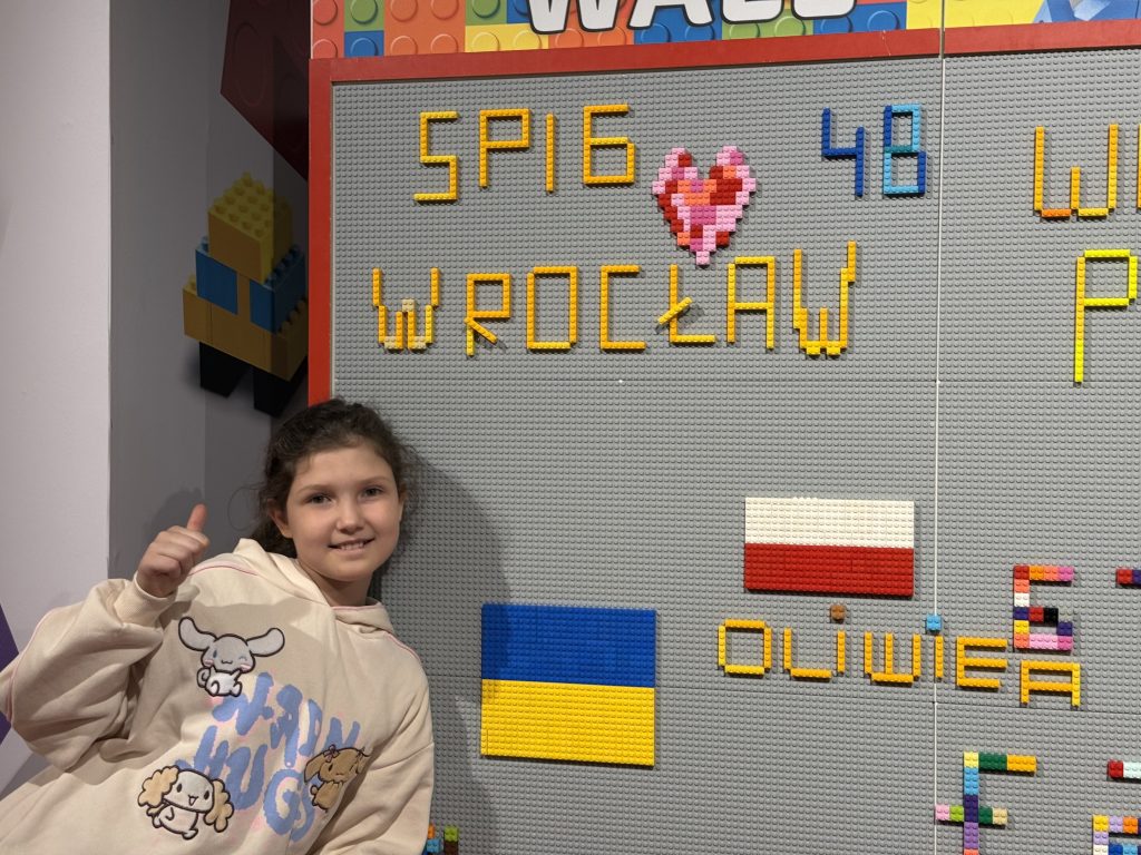 Napis ZSP 16 wykonany na tablicy przy użyciu klocków Lego