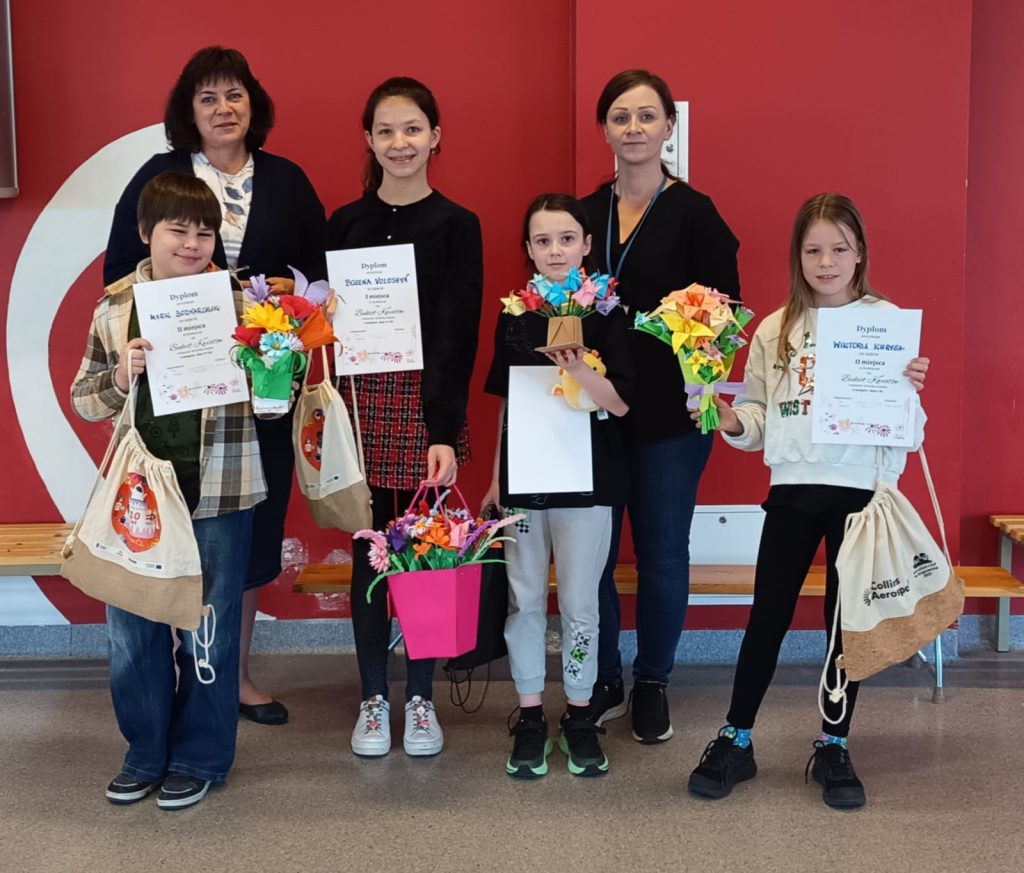 Nagrodzeni uczniowie wraz ze swoimi pracami konkursowymi