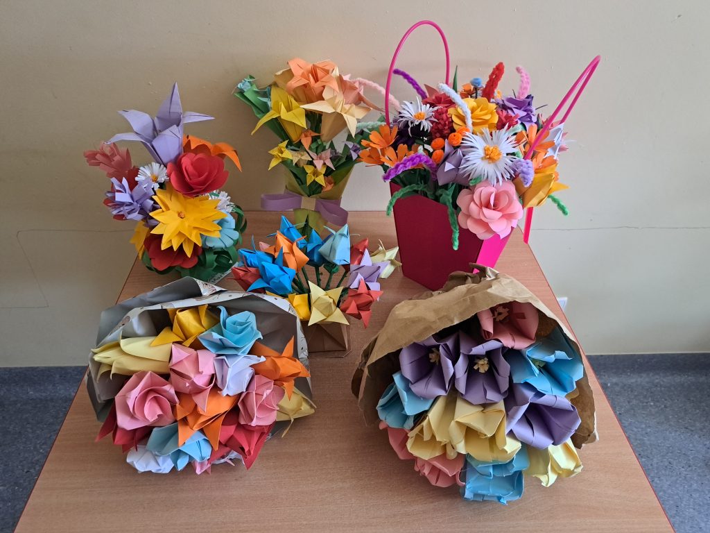 Prace konkursowe laureatów - kolorowe bukiety kwiatów wykonane techniką origami