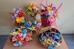 Prace konkursowe laureatów - kolorowe bukiety kwiatów wykonane techniką origami