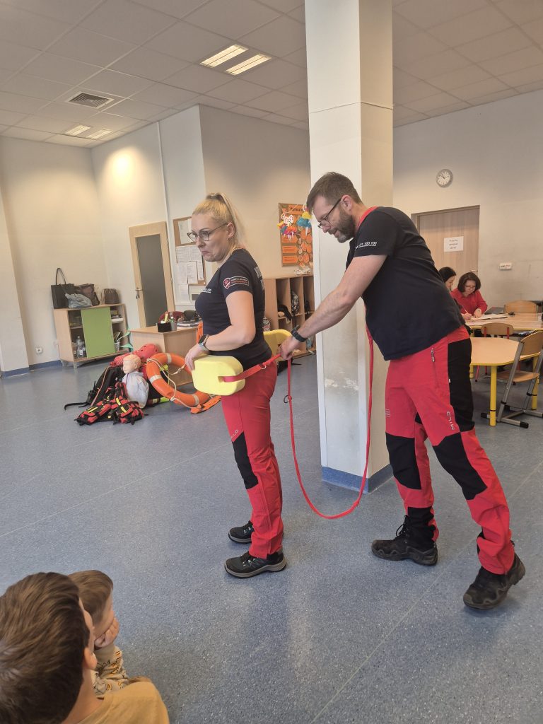 Ratownicy prezentują węgorza-pas asekuracyjny