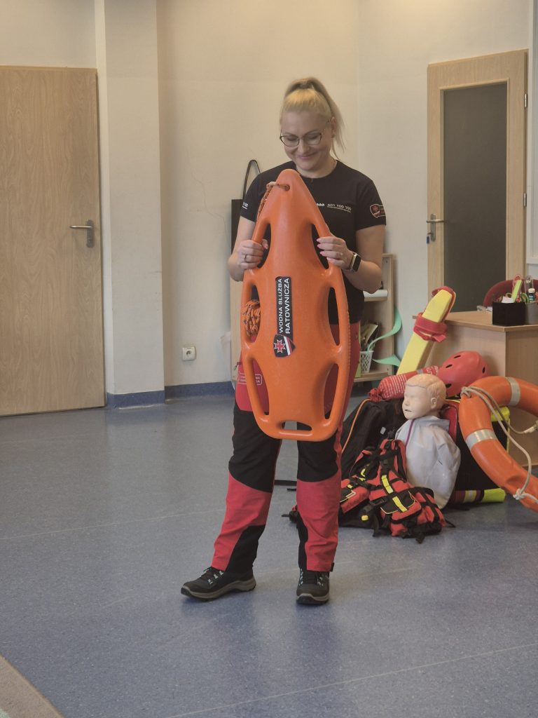 Ratowniczka prezentuje pamelkę-boję wyporną