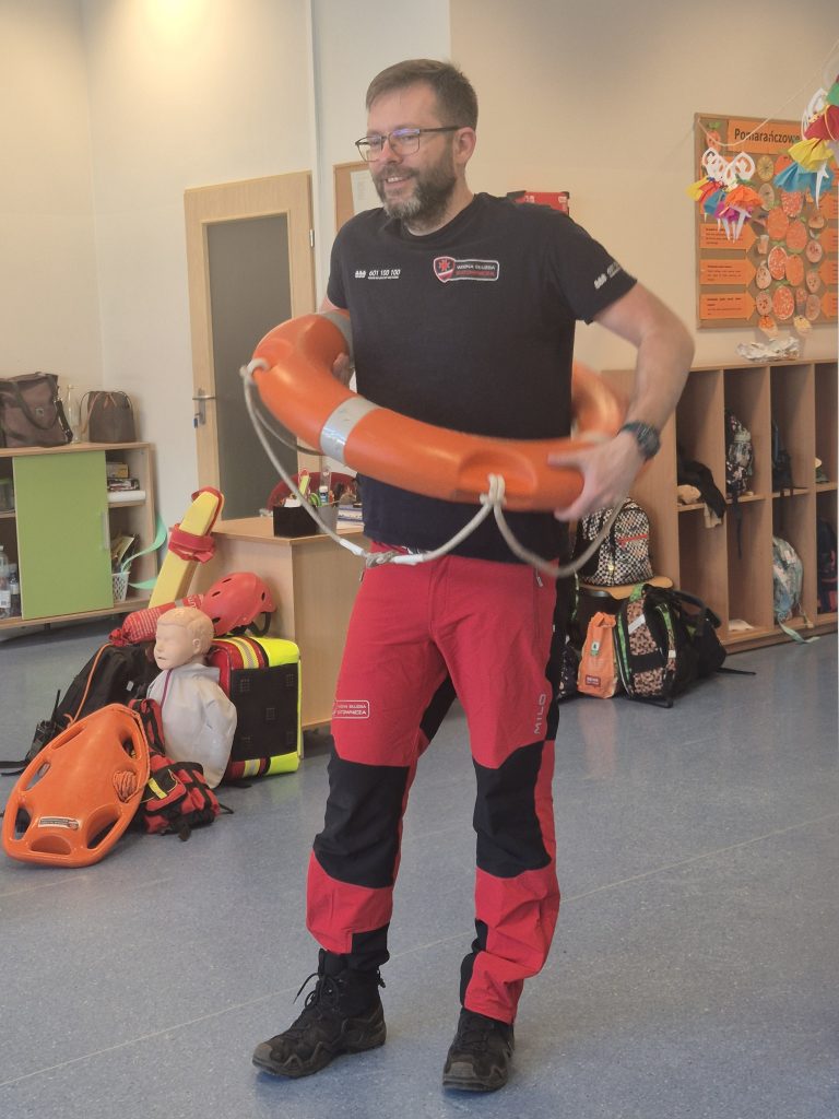 Ratownik prezentuje koło ratunkowe