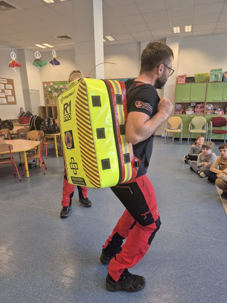 Ratownik prezentuje zestaw ratowniczy w plecaku