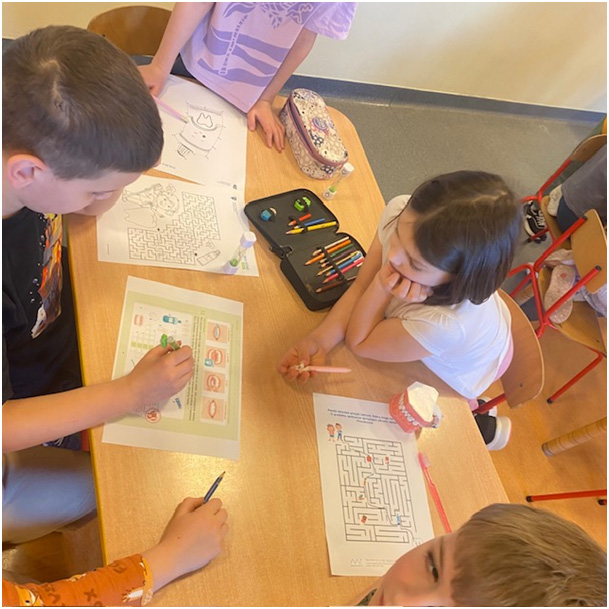 Rozwiązywanie krzyżówek oraz quizów stomatologicznych przygotowanych na kartach pracy przez grupę uczniów.