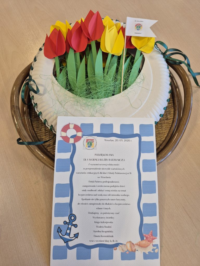 Upominki przygotowane dla gości list gratulacyjny i kosz kwiatów