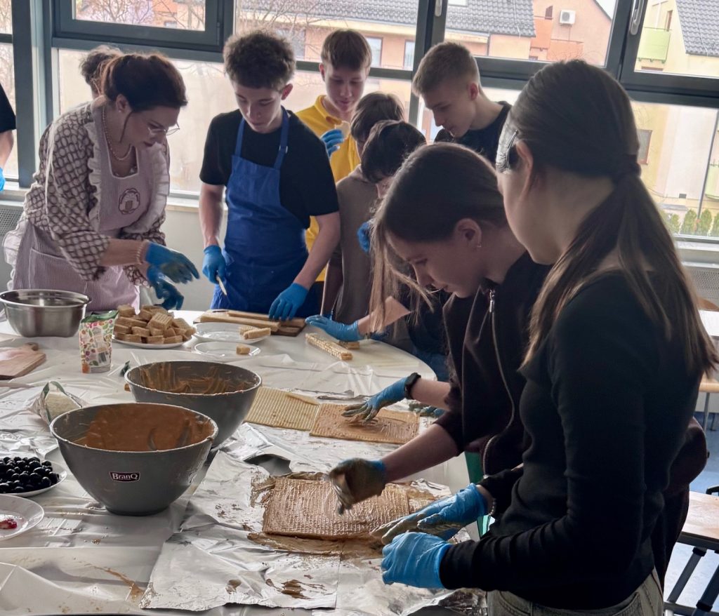 Dzieci przygotowują i prezentują wykonane przez siebie Torty Pischingera