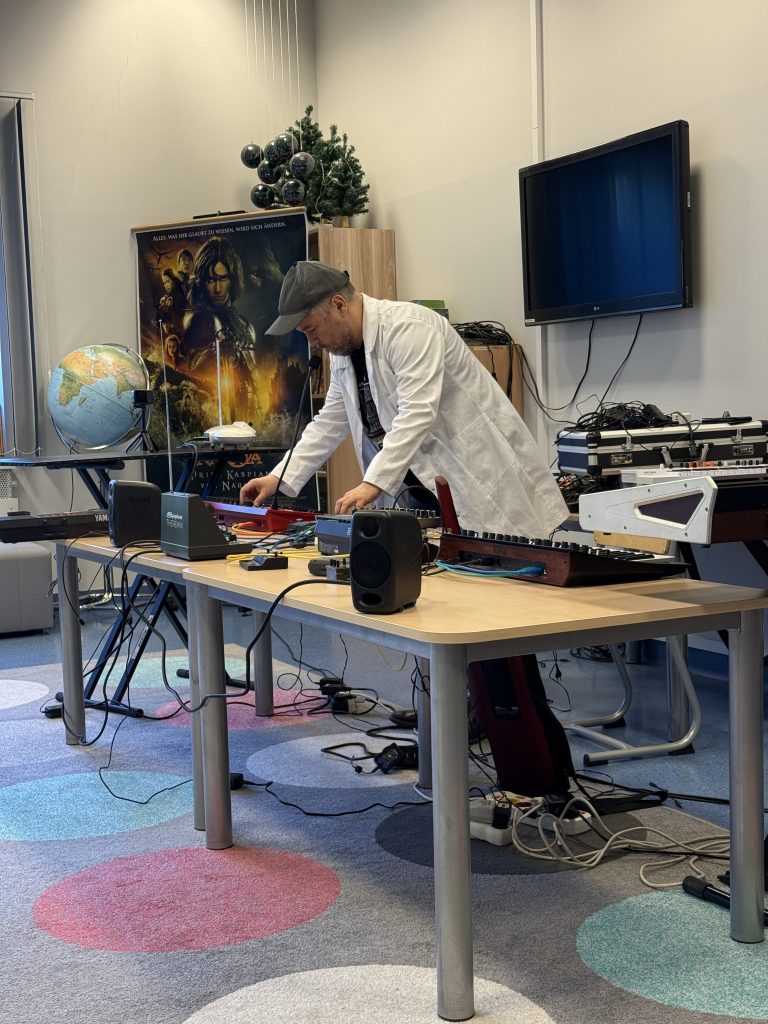 Prezentacja instrumentów elektroakustycznych w ZSP16