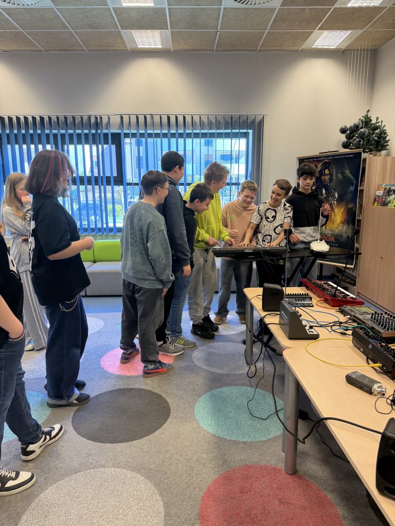 Prezentacja instrumentów elektroakustycznych w ZSP16