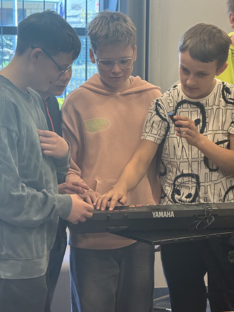 Prezentacja instrumentów elektroakustycznych w ZSP16