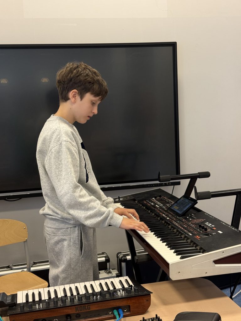 Prezentacja instrumentów elektroakustycznych w ZSP16