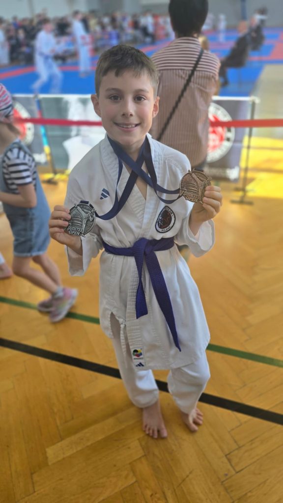 Tomek z medalami