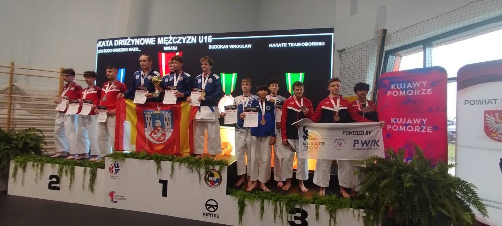 Kacper z drużyną na podium