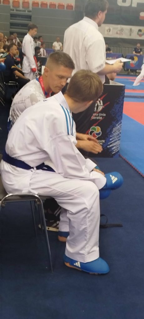 Kacper z trenerem omawia strategie przed walką
