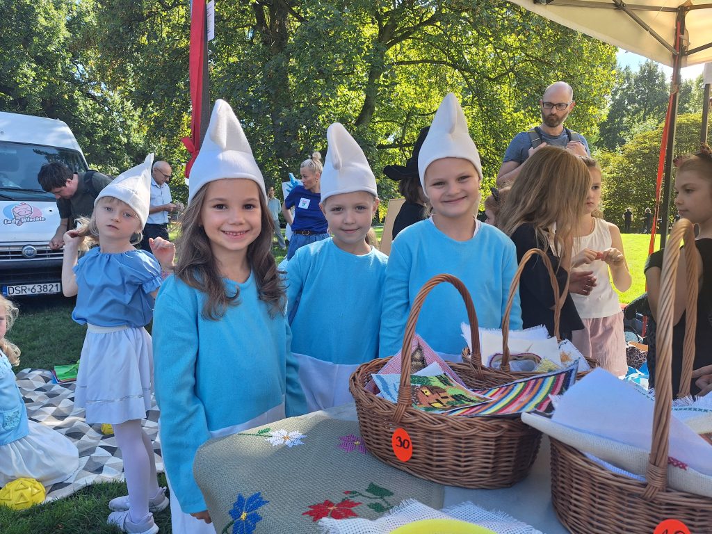 Smerfy obsługujące kiermasz z rękodziełem