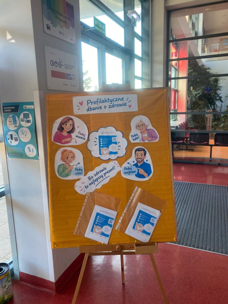 ablica informacyjna Weź Ulotkę w przedsionku szkoły.