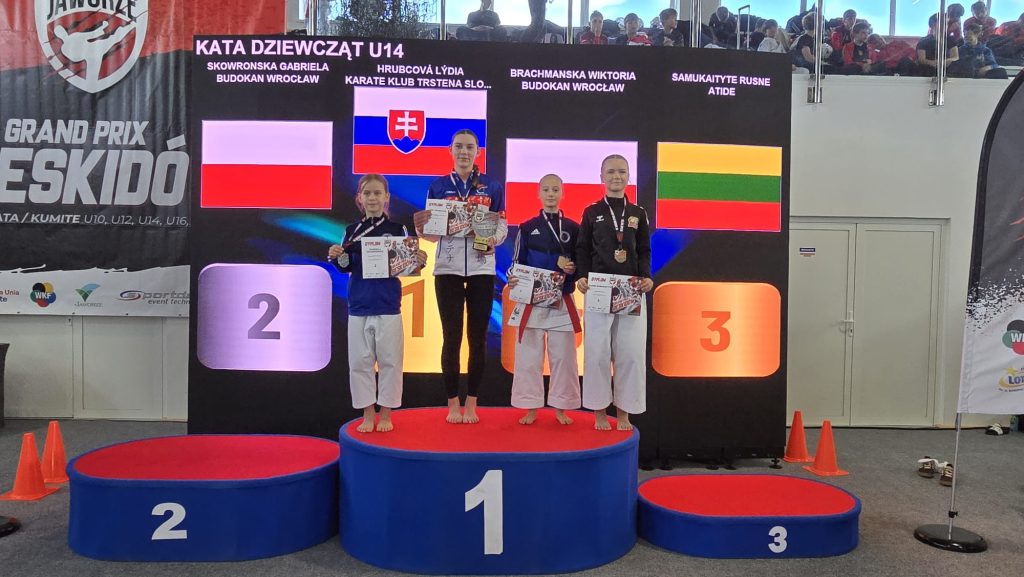 Wiktoria i Gabrysia na podium