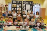 Dzieci z grupy I obchodzą Dzień Kota.