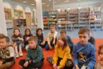 Klasa 2c podczas słuchania lektury