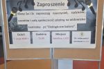 Plakat stojący w holu szkoły informujący o planowanej imprezie