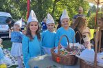 Smerfy obsługujące kiermasz z rękodziełem